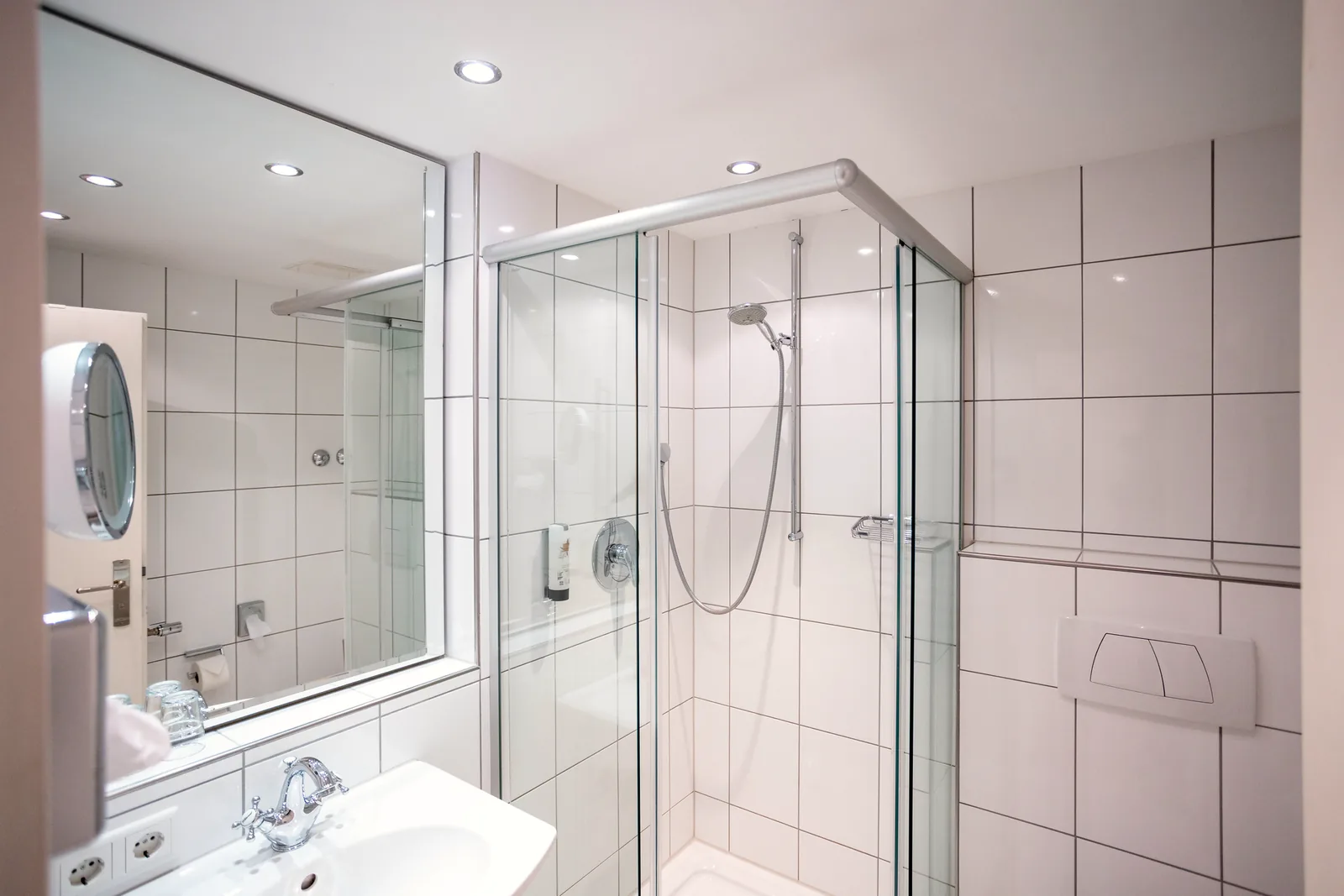Modernes Bad mit Glasdusche und Waschtisch im Hotel Krone