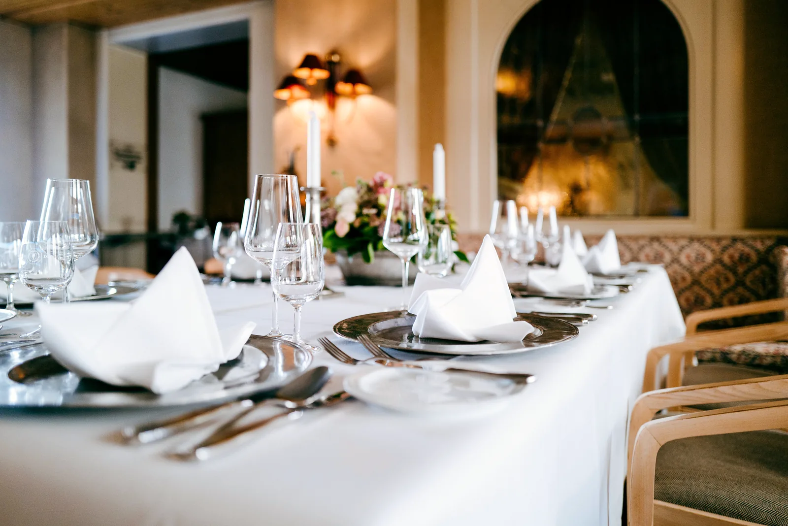 Lange gedeckte Bankett-Tafel für eine Feier im Hotel Krone