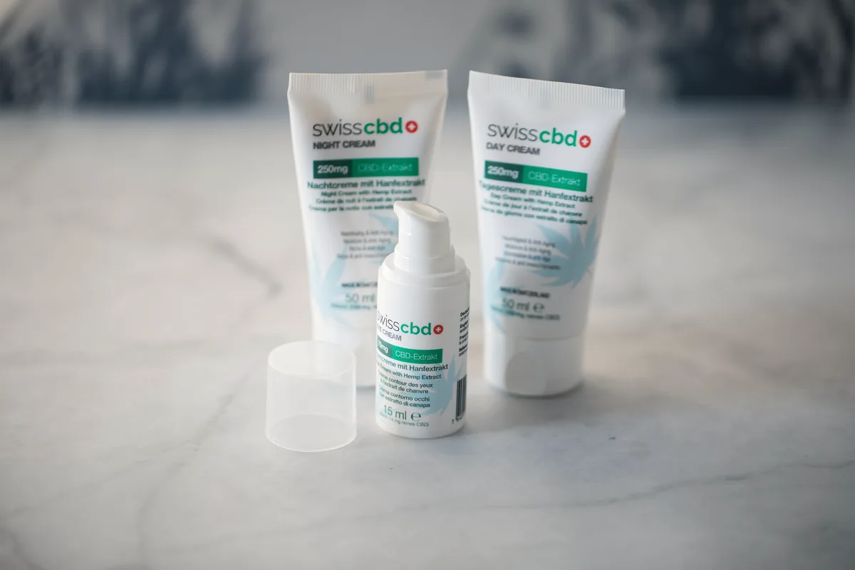 Drei CBD-Kosmetikprodukte auf Marmor