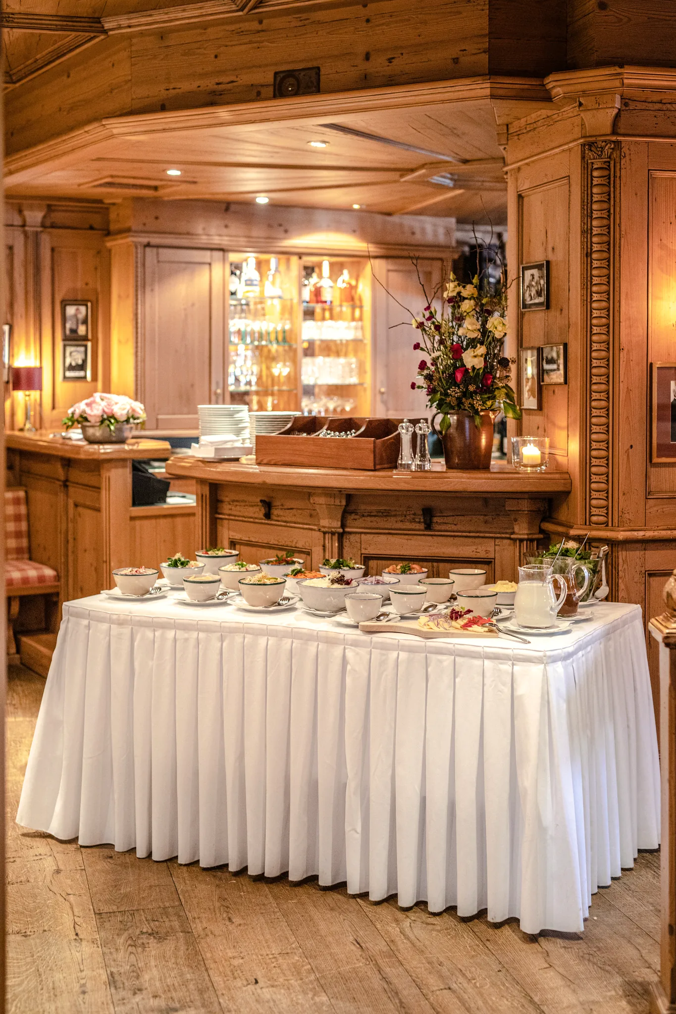 Frühstücksbuffet mit Brot, Aufschnitt und Obst in der holzvertäfelten Stube des Hotel Krone