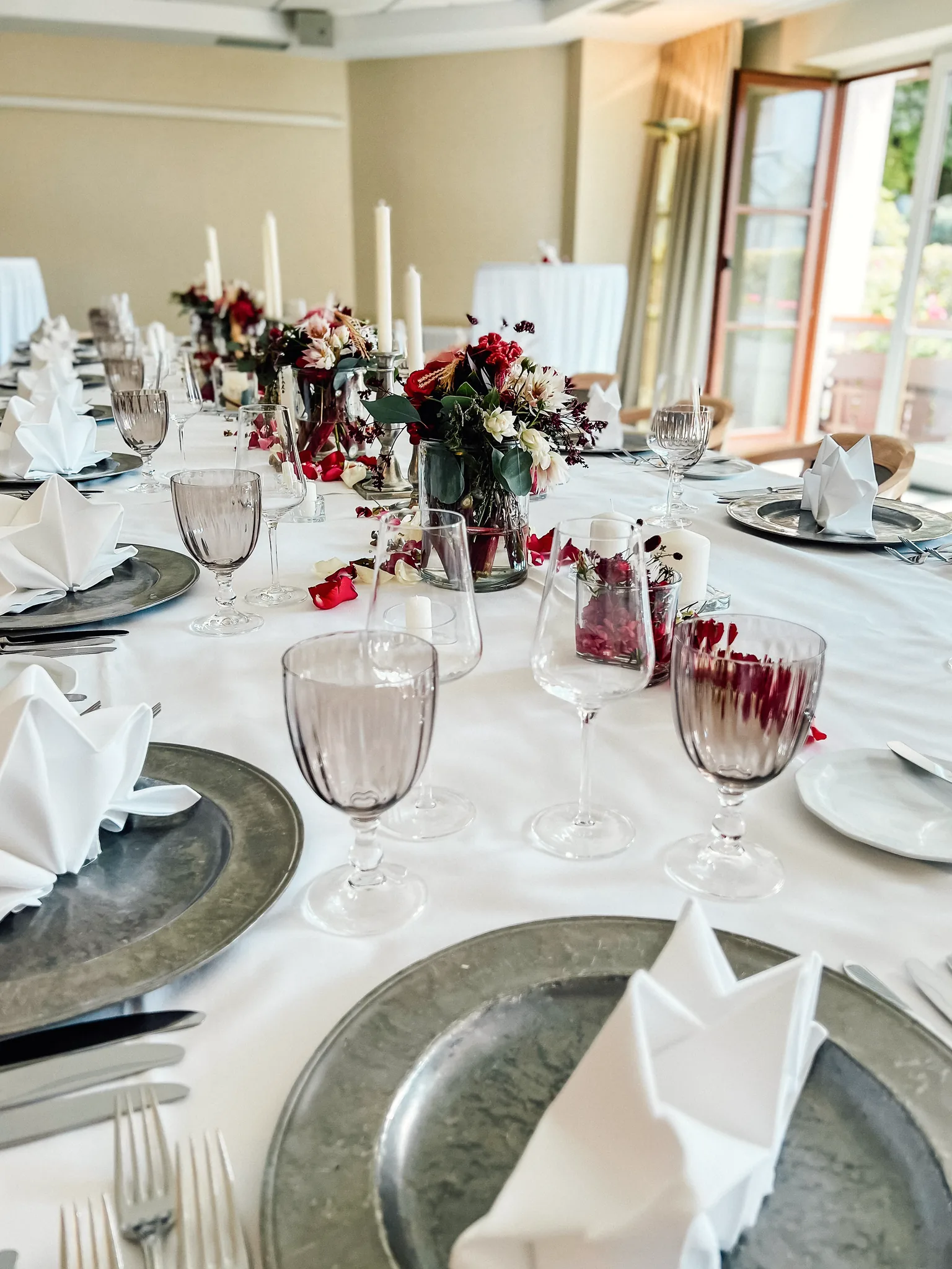 Herbstliches Blumengesteck mit Kerzen auf einer festlich gedeckten Tafel