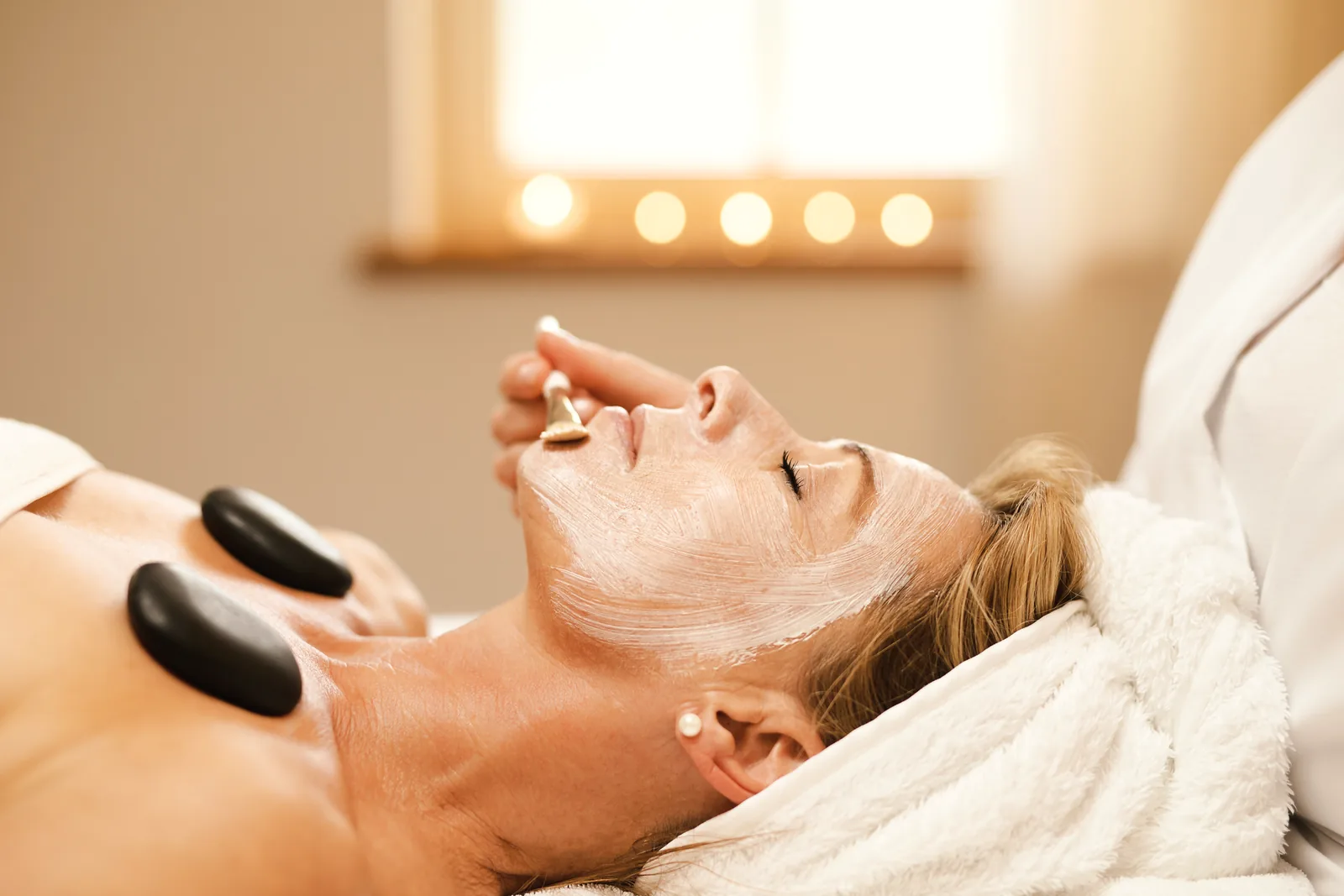 Warme Steine auf dem Rücken bei einer Hot-Stone-Massage im Hotel Krone