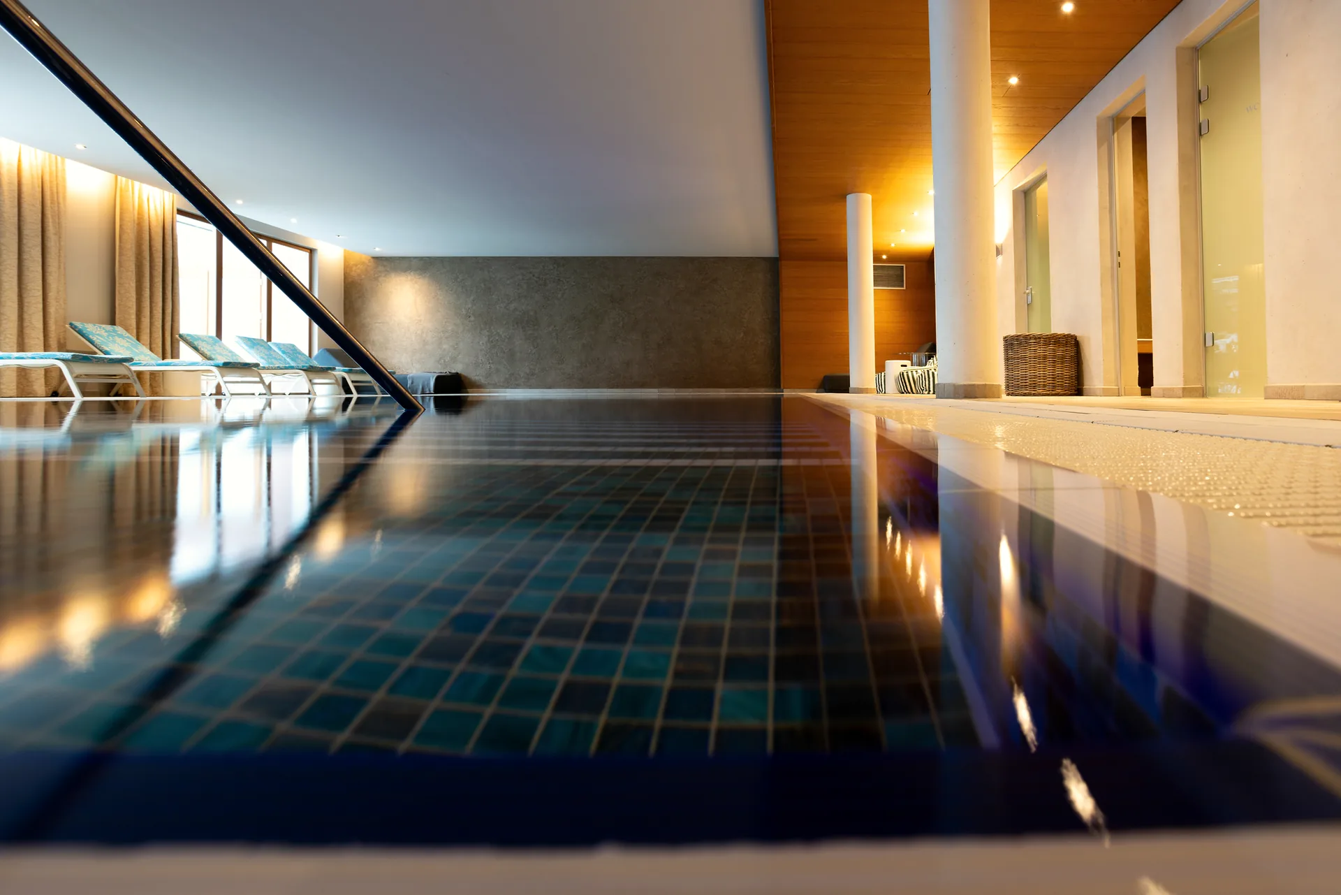 Innenpool des Hotel Krone am Abend, Licht spiegelt sich auf dem Wasser