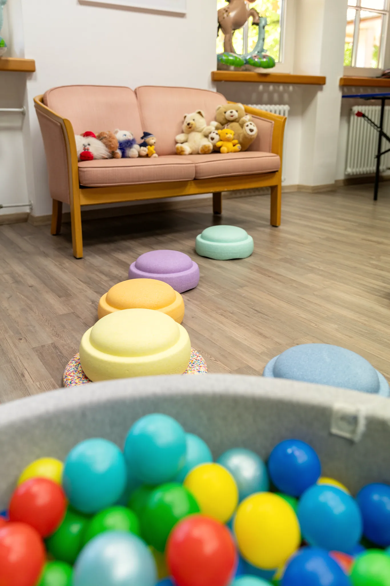 Kinderspielzimmer mit Bällebad und bunten Bällen im Hotel Krone