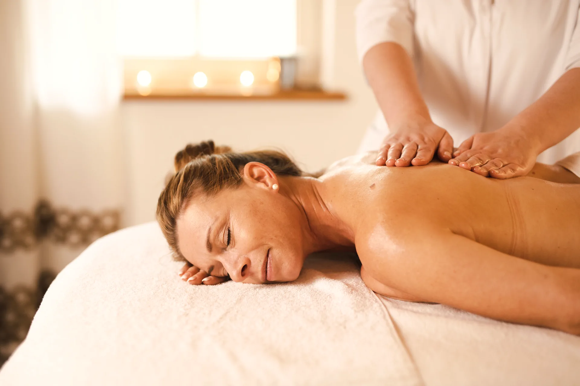 Rückenmassage auf einer Liege im Spa des Hotel Krone