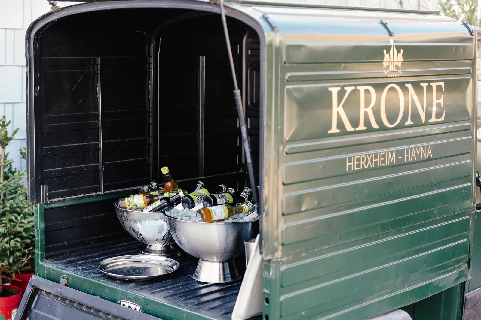 Krone-Pferdeanhänger als mobile Bar bei einem Gartenfest des Hotel Krone