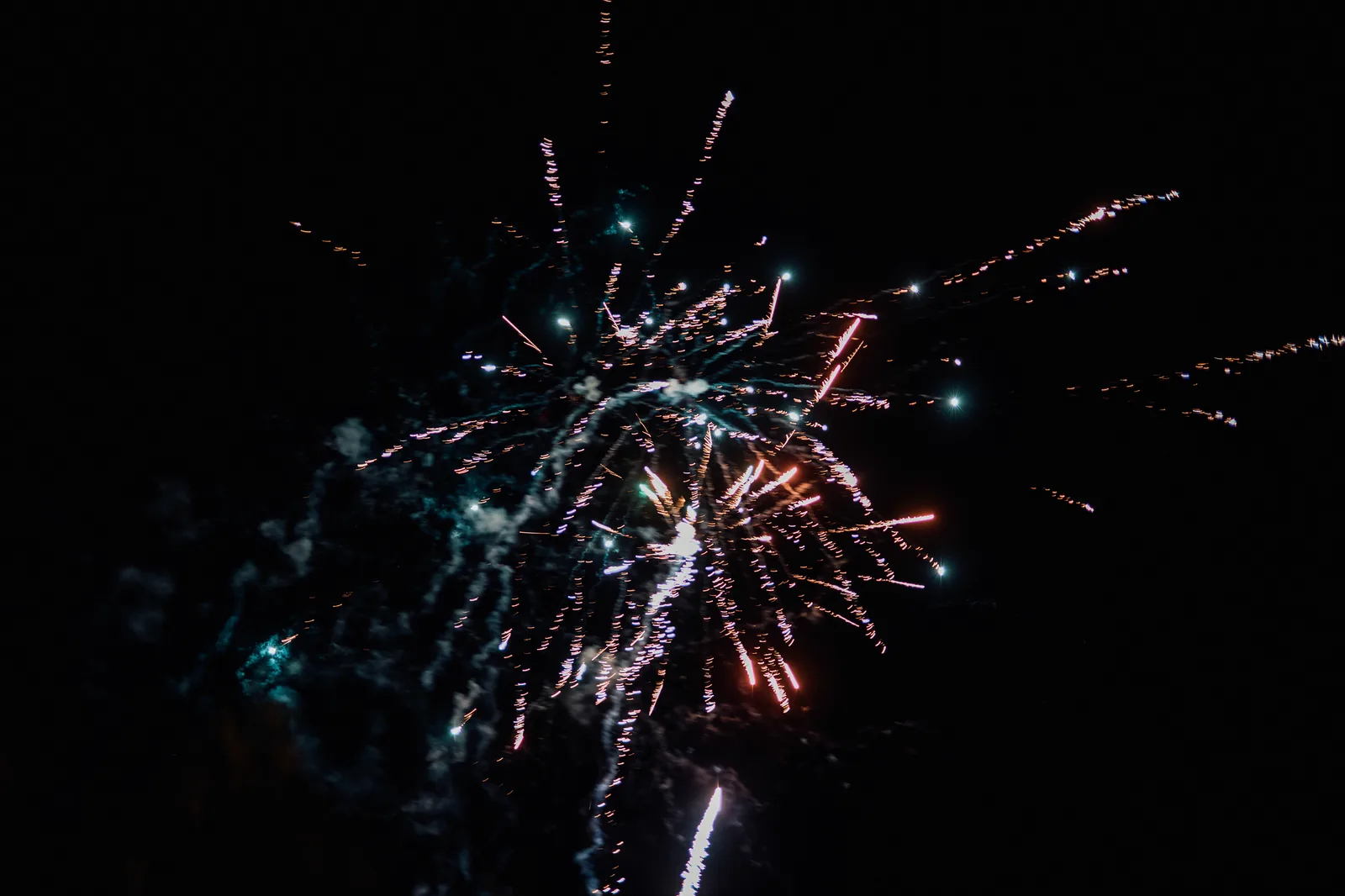 Feuerwerk am Nachthimmel an Silvester beim Hotel Krone
