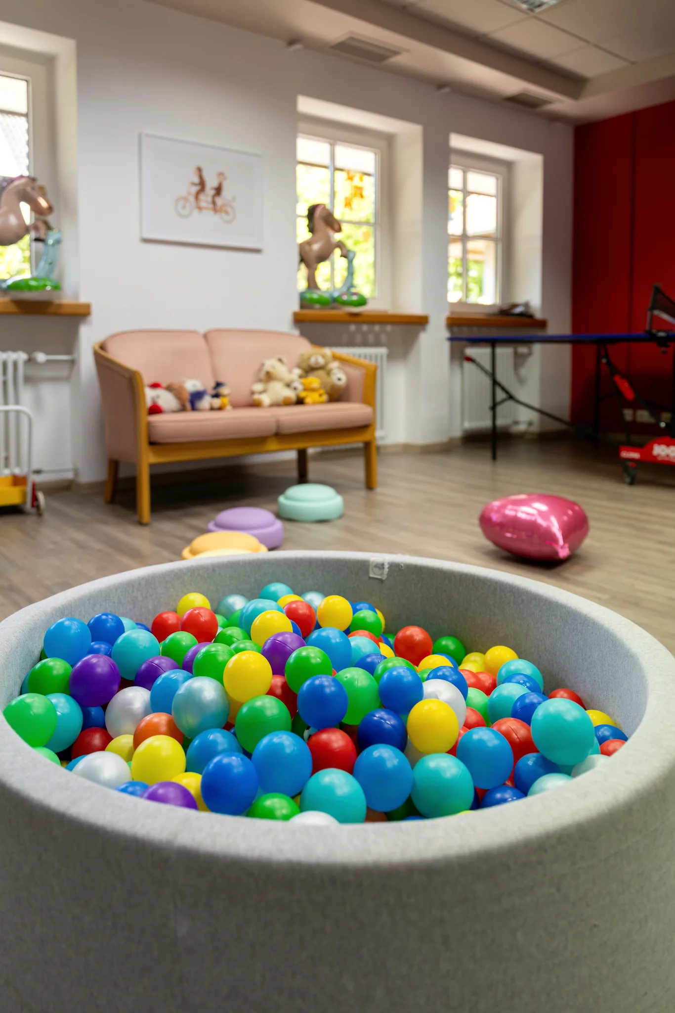 Spielzimmer des Hotel Krone mit Sofa, Kuscheltieren und Bällebad