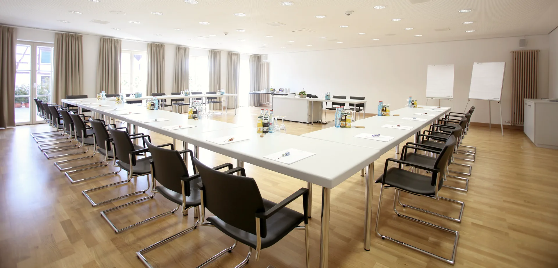 Tagungsraum mit Bestuhlung in U-Form, Flipchart und Tageslicht im Hotel Krone
