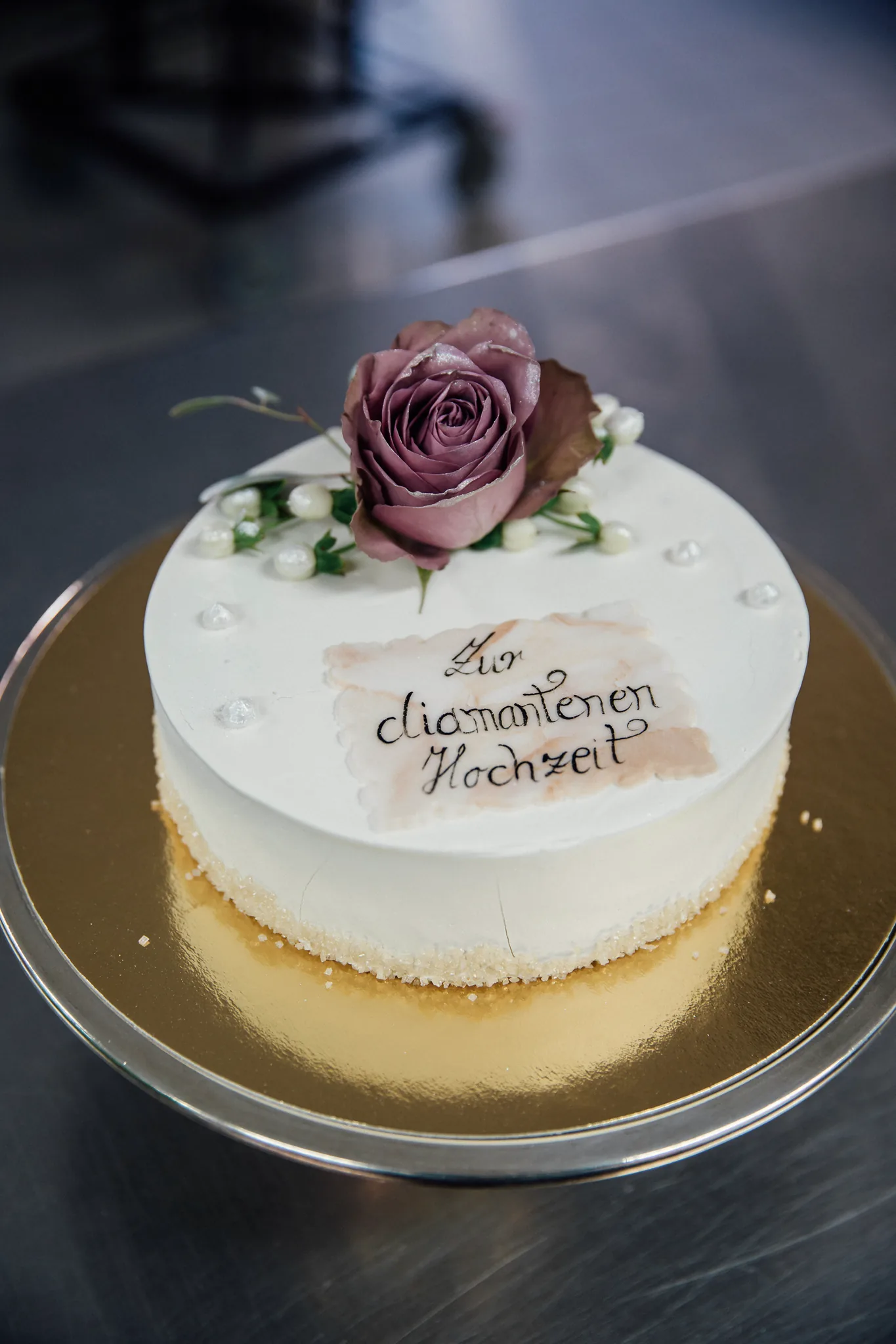 Torte mit Rose und Schriftzug zur diamantenen Hochzeit aus der Küche des Hotel Krone