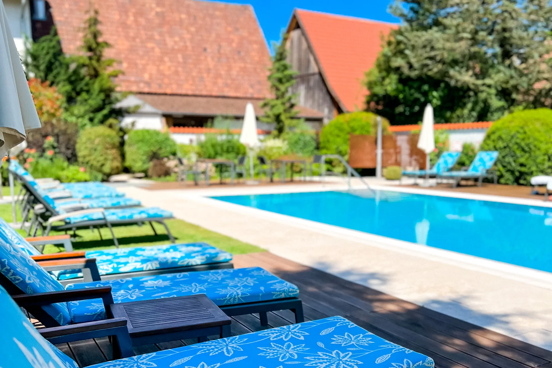 Liegen am Außenpool des Hotel Krone an einem Sommertag