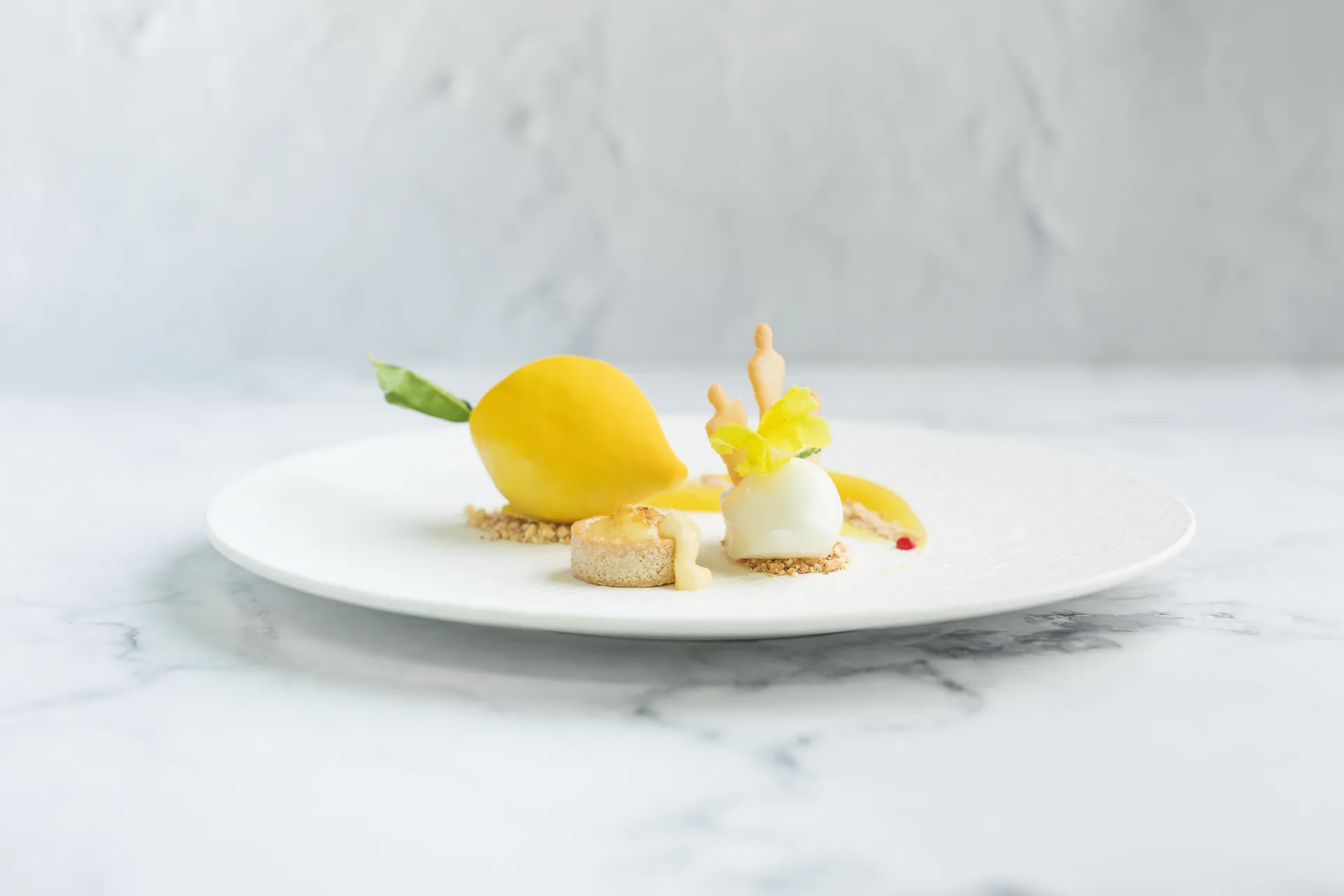 Fein angerichtetes Dessert auf weißem Teller aus der Pfälzer Stube