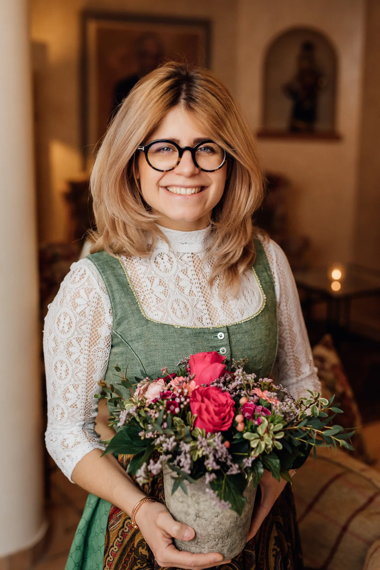 Erika Daneluzzi mit einem Blumenstrauß im Hotel Krone
