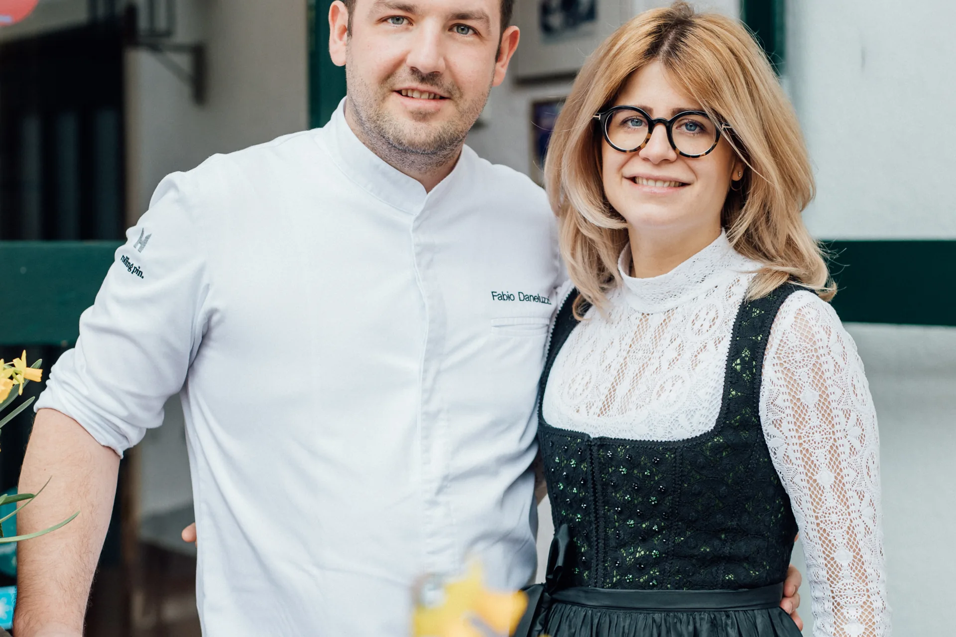 Erika und Fabio Daneluzzi hinter einem Blumenkasten am Hotel Krone