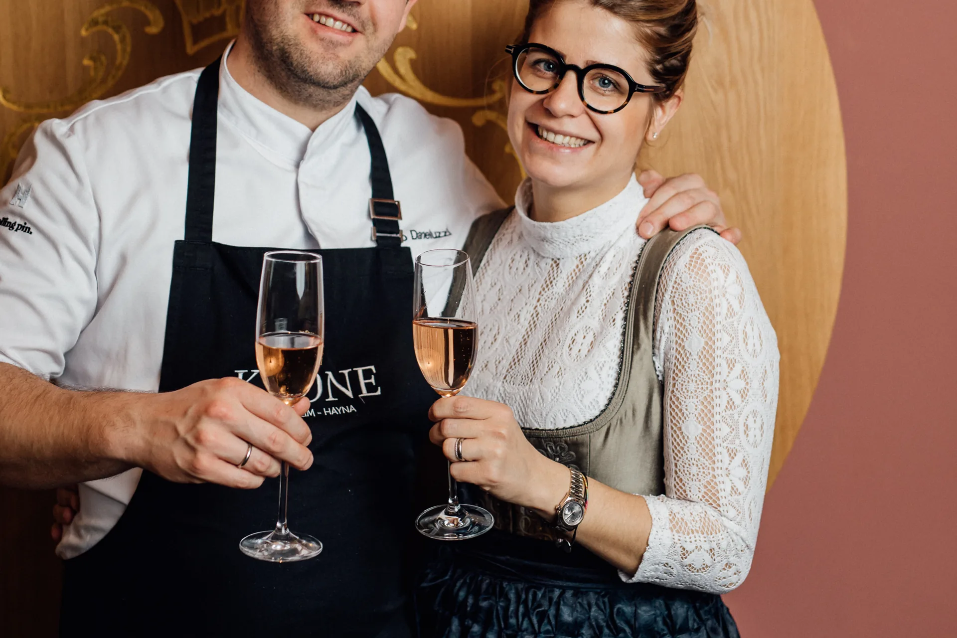Erika und Fabio Daneluzzi stoßen mit Sekt an