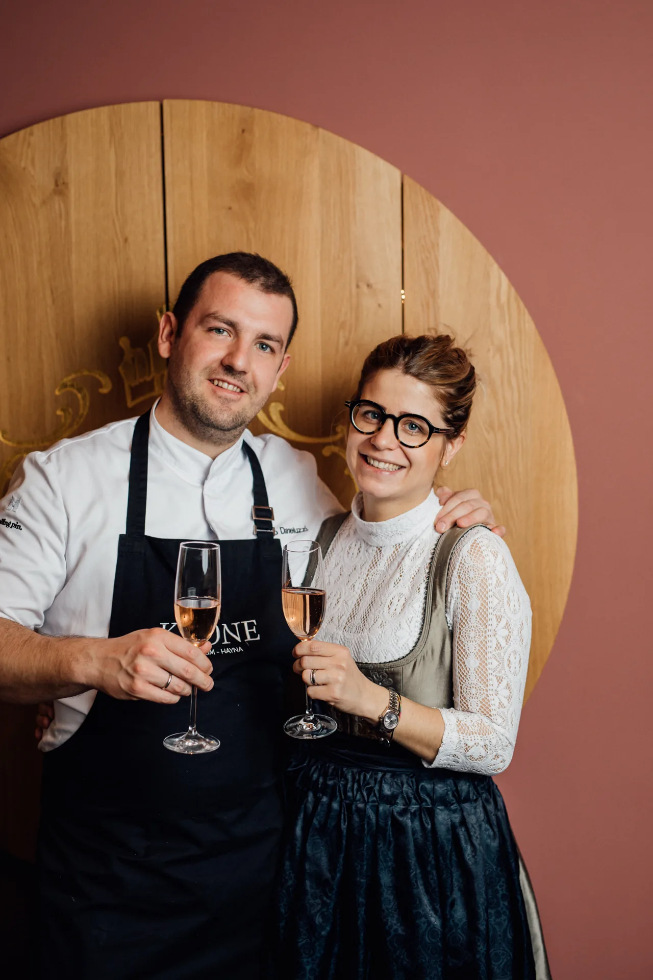 Erika und Fabio Daneluzzi stoßen mit Sekt an
