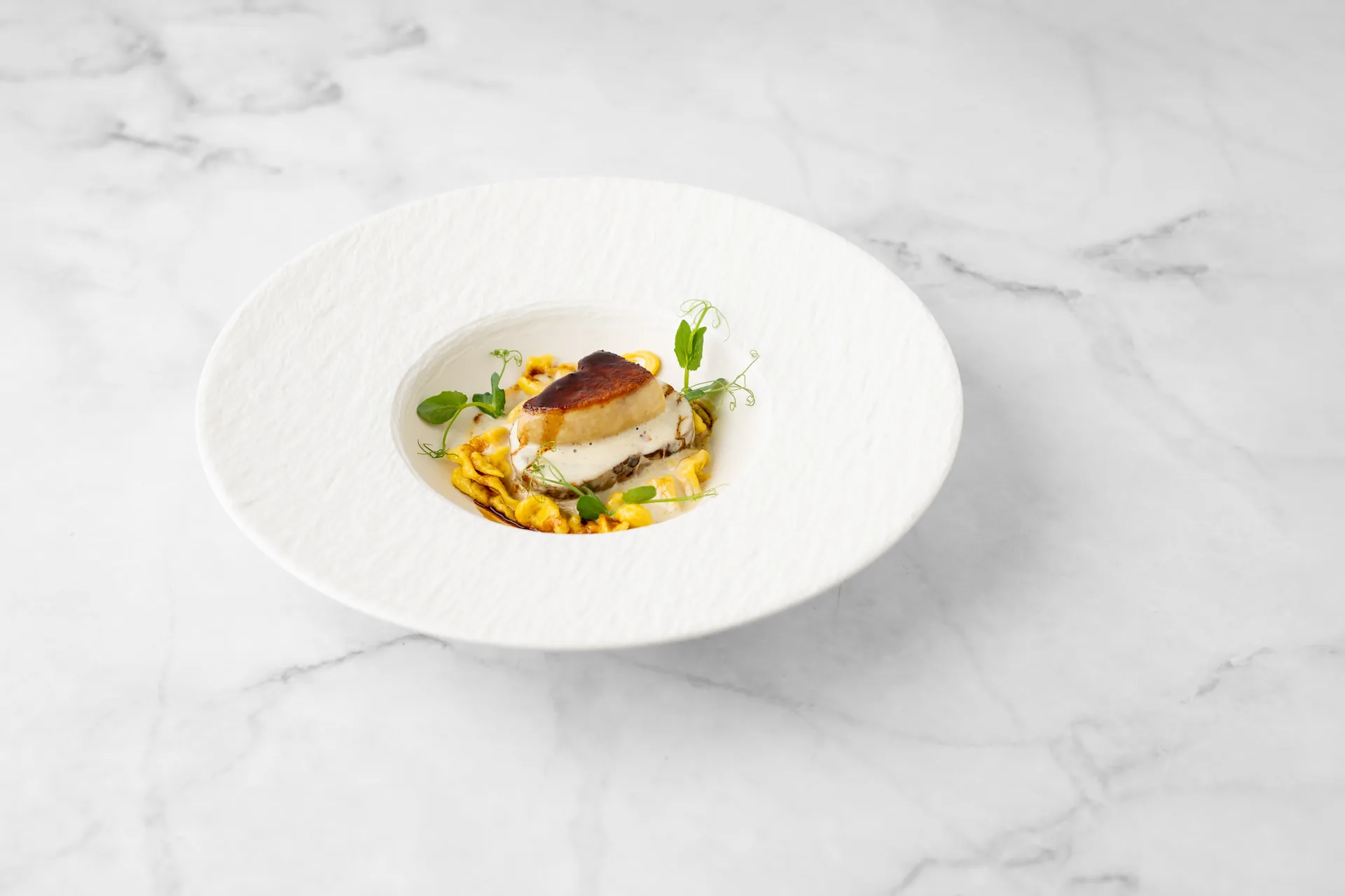 Fischgericht mit Gemüse auf cremiger Sauce von der Sommerkarte der Pfälzer Stube
