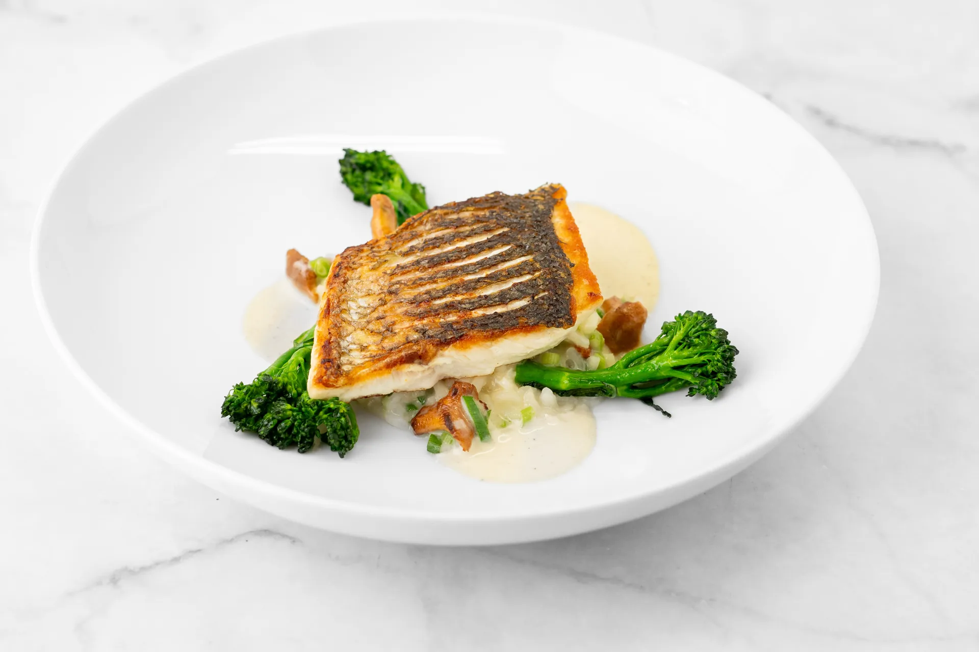 Gebratenes Fischfilet mit grünem Gemüse von der Sommerkarte der Pfälzer Stube