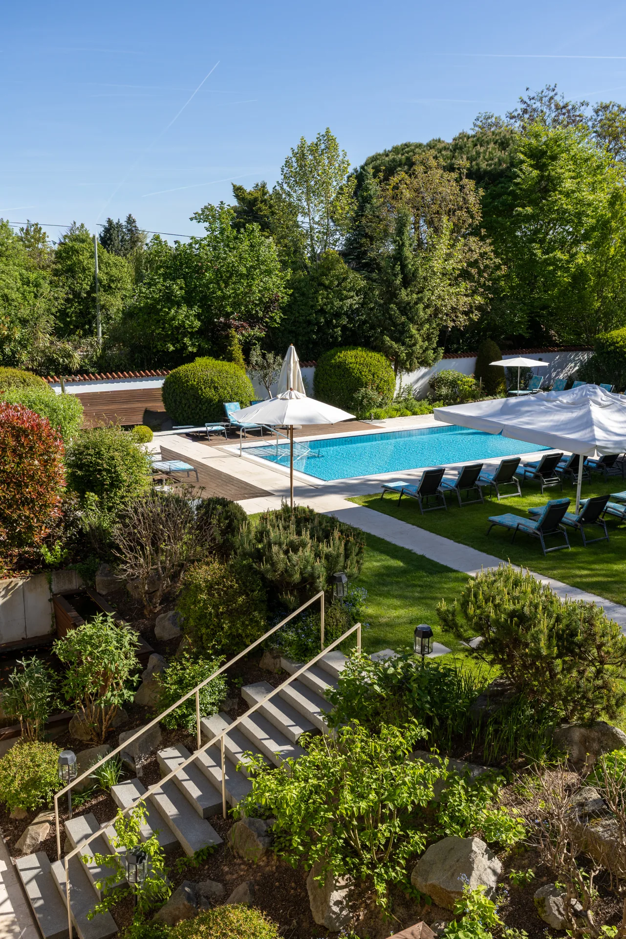 Blick von oben auf Garten und Außenpool des Hotel Krone im Sommer
