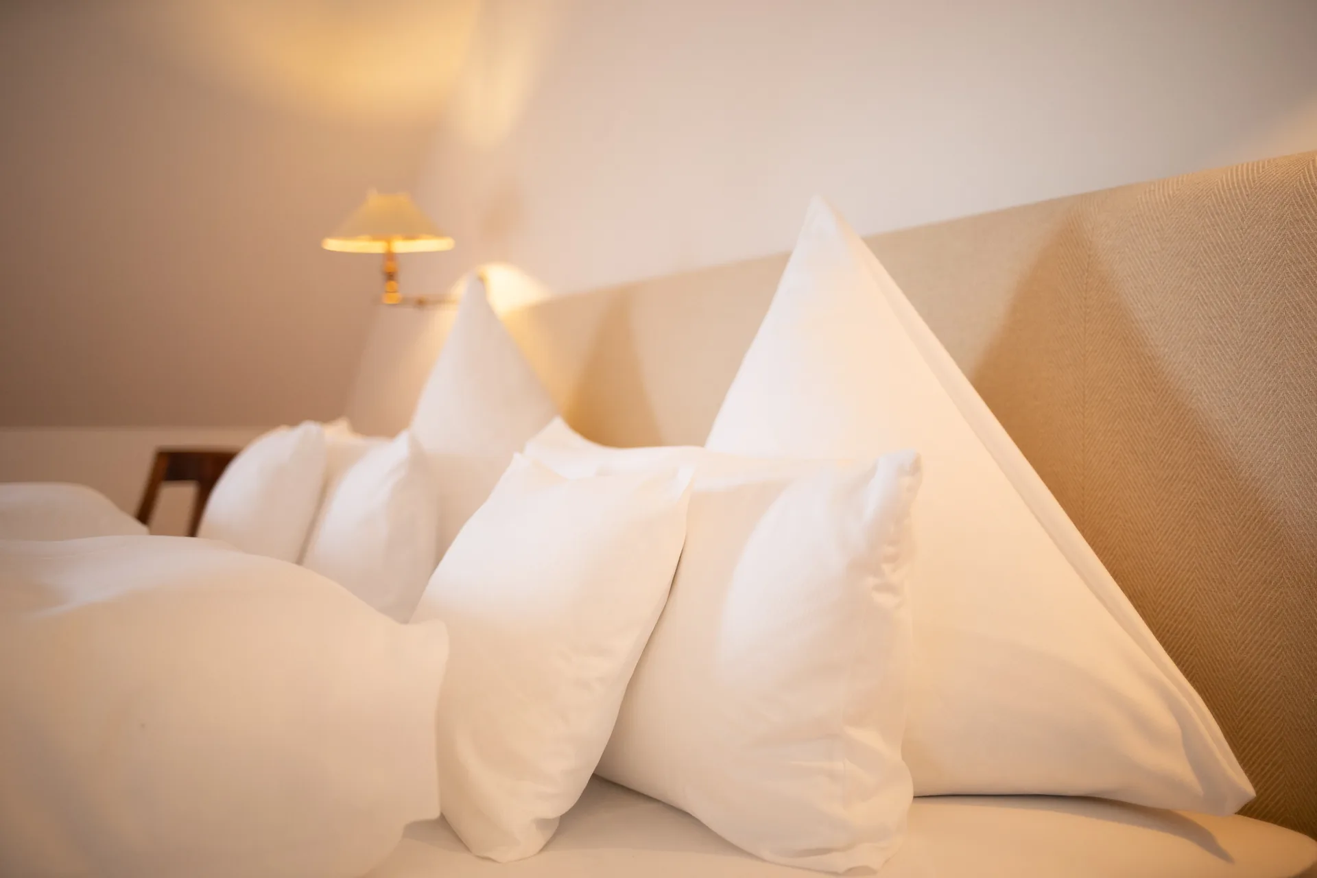 Weiße Kissen auf dem Boxspringbett im Doppelzimmer Gold