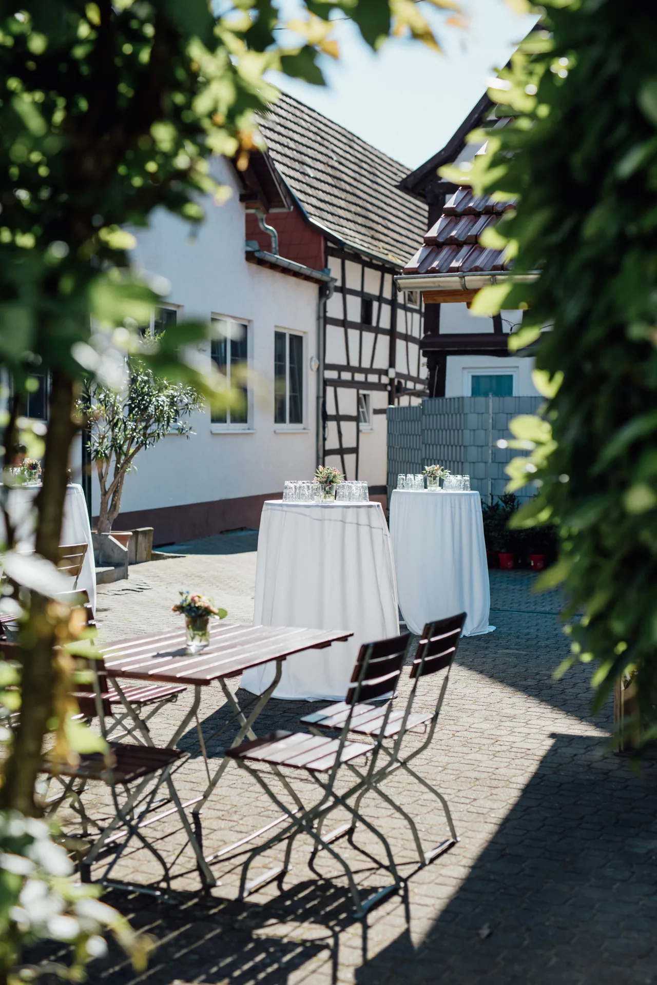 Stehtische im Hof des Hotel Krone vor dem Fachwerkhaus