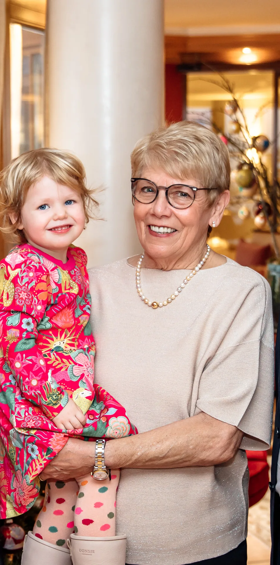 Seniorchefin Karin Schlindwein mit ihrer Enkelin auf dem Arm, Weihnachten 2025