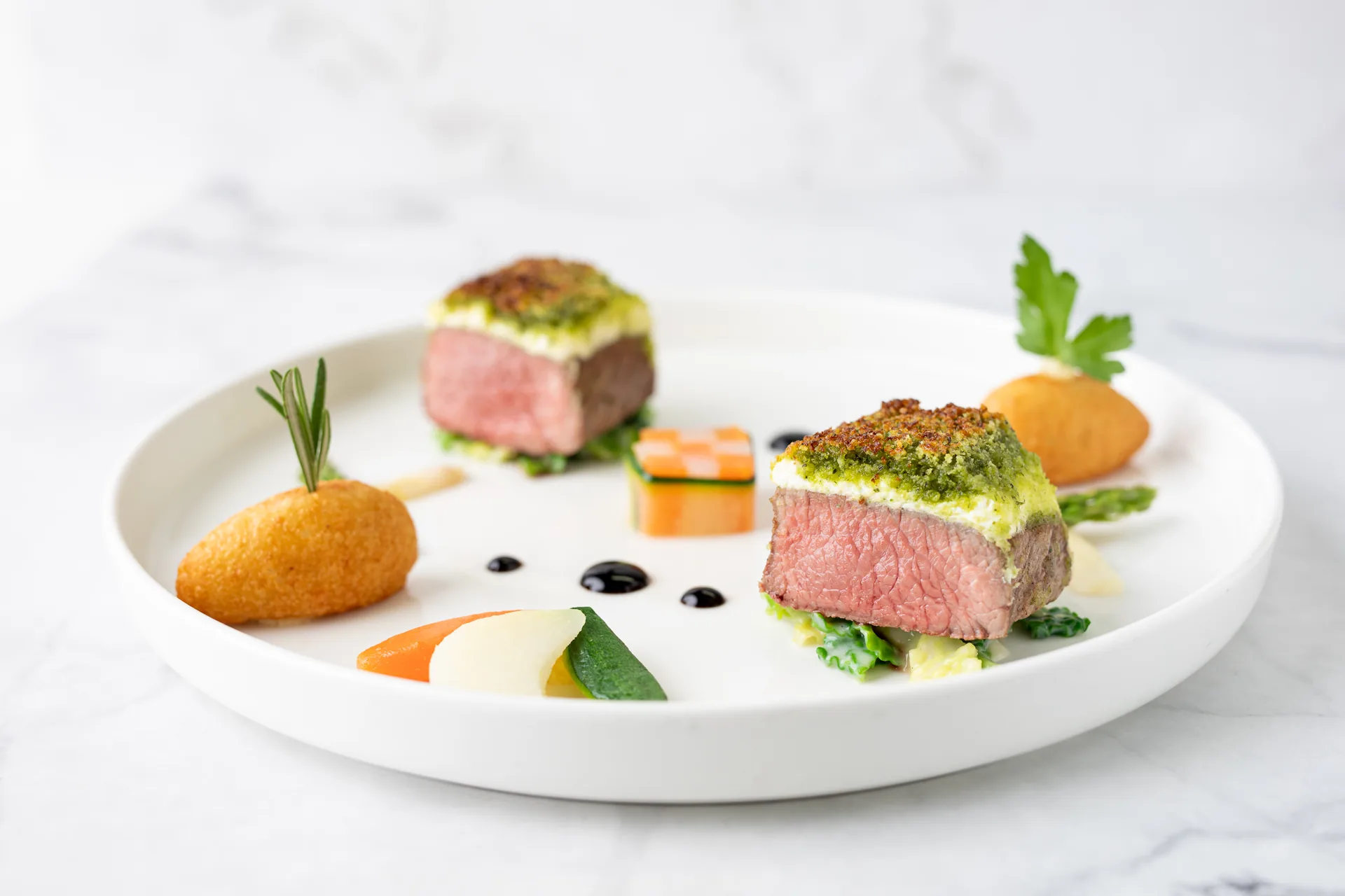Lammrücken mit Kräuterkruste, Kroketten und Gemüse