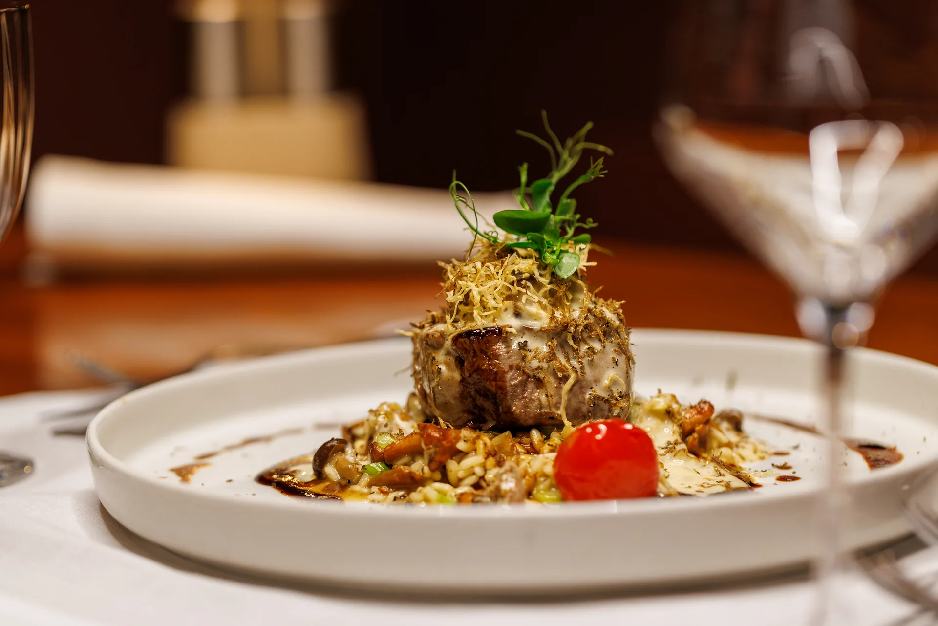 Rinderfilet mit Trüffel und Pilzen auf weißem Teller in der Pfälzer Stube