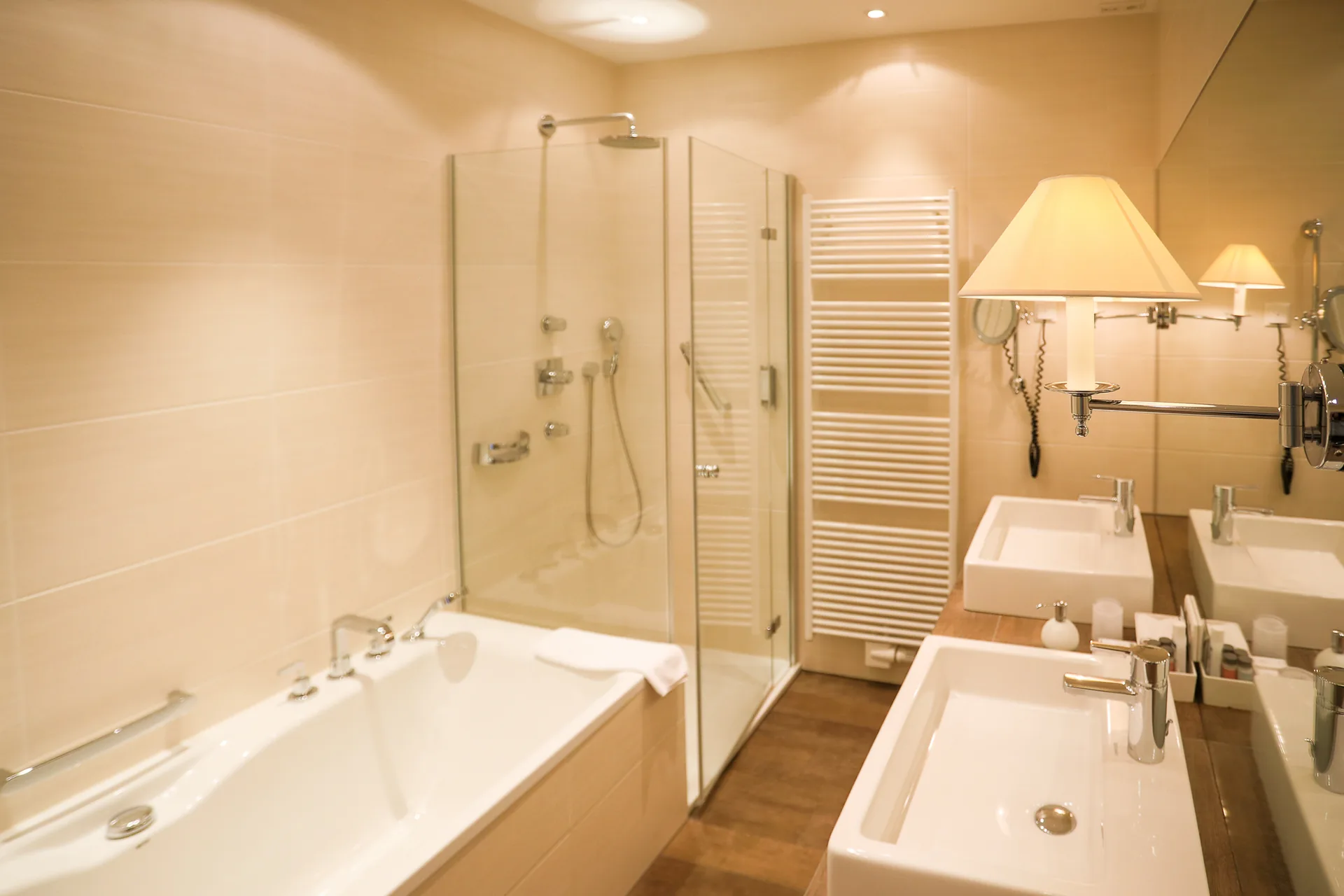 Bad der Suite mit Badewanne, Glasdusche und Doppelwaschtisch