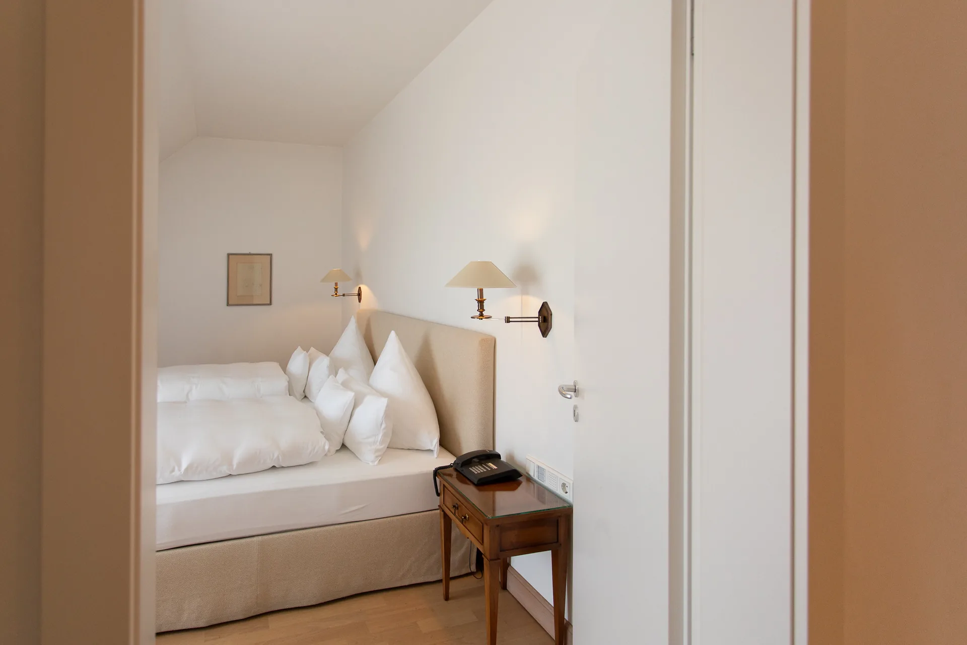 Blick durch die offene Tür ins Schlafzimmer der Suite