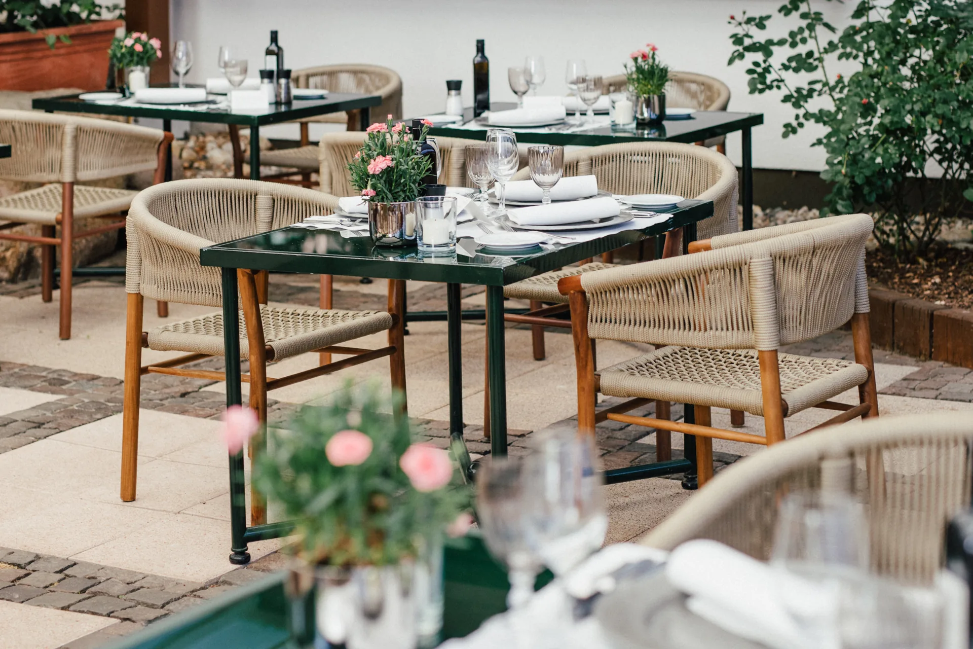 Gedeckte Tische auf der Terrasse des Hotel Krone unter der Pergola