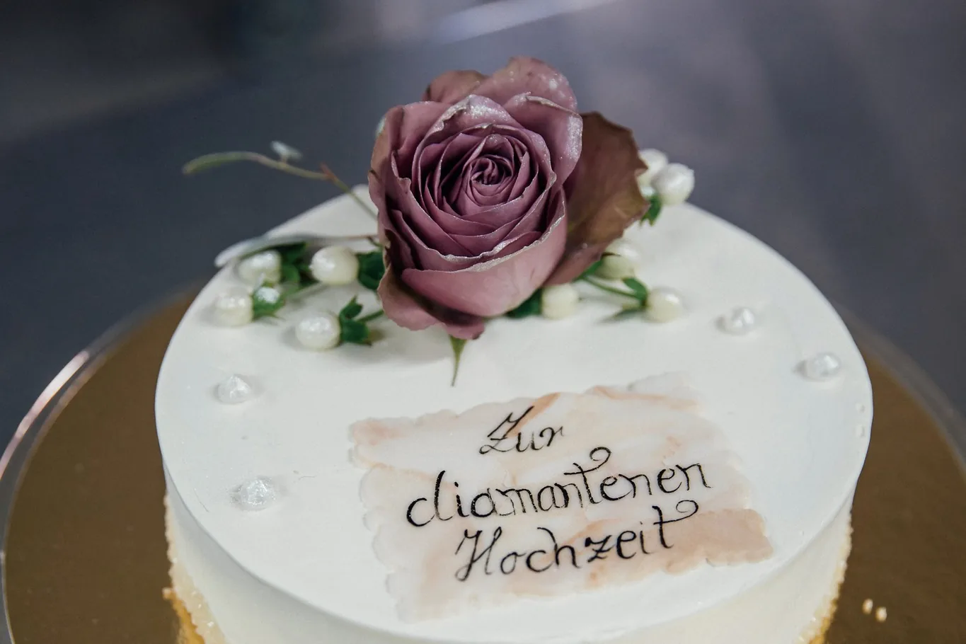 Torte mit Rose und Schriftzug zur diamantenen Hochzeit aus der Küche des Hotel Krone