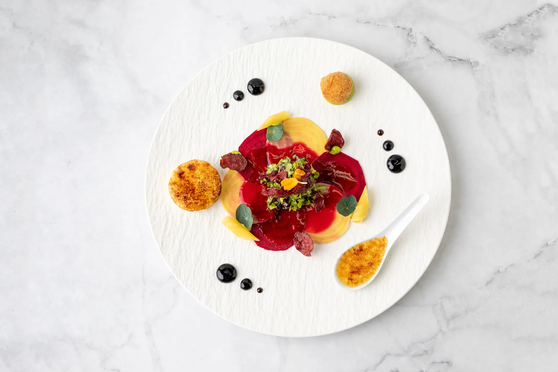 Vorspeise mit Roter Bete und Orange auf weißem Teller