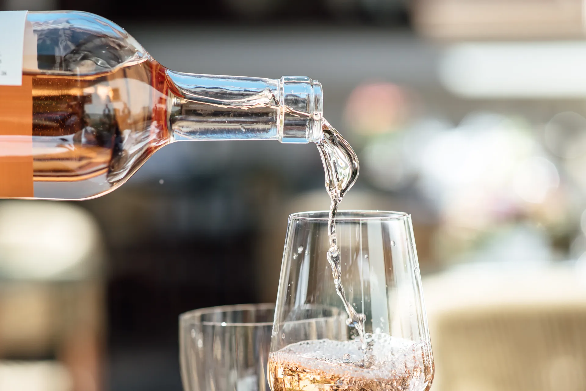 Wein wird in Gläser eingeschenkt, im Hintergrund die Pfälzer Stube